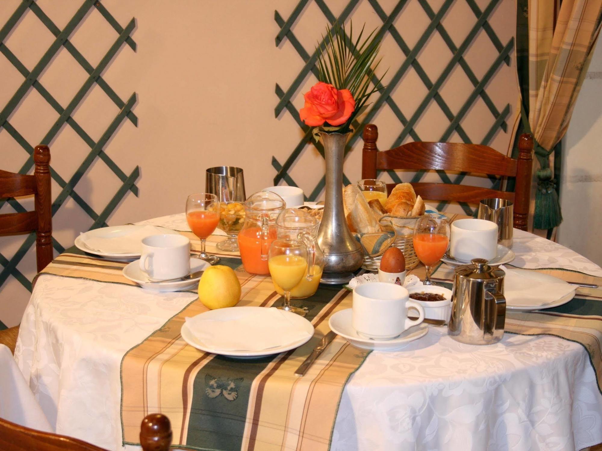 Logis Auberge Le Colombien - Hotel Et Restaurant Villandry Luaran gambar